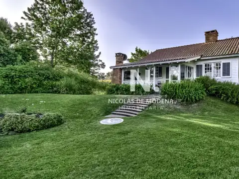 Alquila casa en Pinares de 4 dormitorios con piscina.