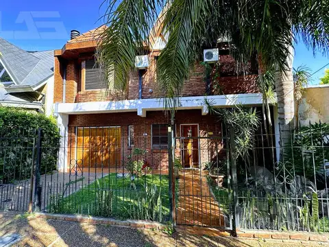 Muy buen chalet de 6 ambientes, excelente ubicación a 2 cuadras de puente Barcala. Pileta y parque!