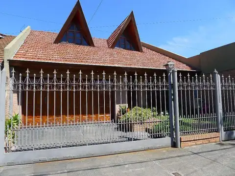 Casa con detalles de categoria 4 ambientes con cochera, parque y quincho. Ubicada en Guemes 1045, Te