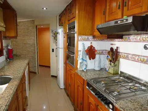 Casa con detalles de categoria 4 ambientes con cochera, parque y quincho. Ubicada en Guemes 1045, Te