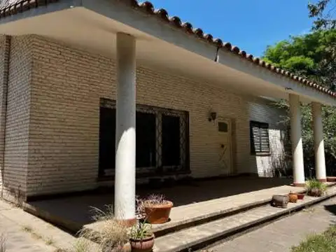 Casa en venta - 4 Dormitorios 2 Baños - Mendiolaza