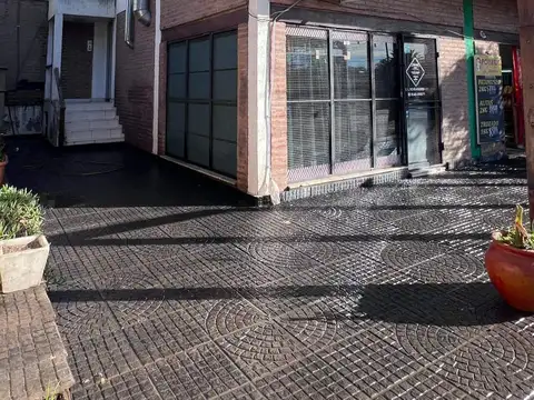 Mendiolaza centro casa de 3 dormitorios más 4 locales comerciales