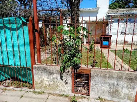 VENTA CASA + DEPTO + TERRENO  LIBERTAD MERLO