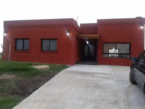 Casa de 4 ambientes en venta en Club de Campo Cruz del Sur. Canning- San Vicente.