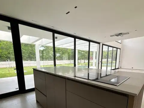 Casa 5 ambientes con 4 baños