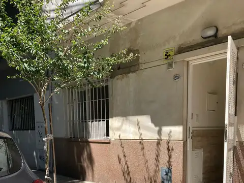 Funcional PH en planta baja, con 2 dormitorios y patio, cerca de Parque Centenario