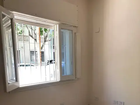 Funcional PH en planta baja, con 2 dormitorios y patio, cerca de Parque Centenario