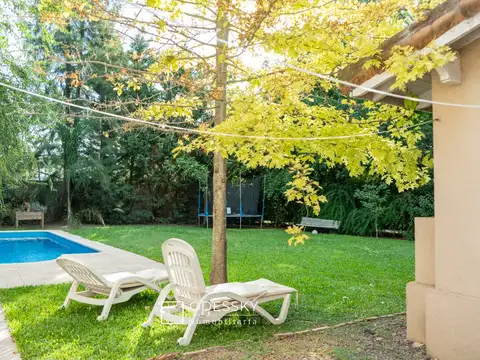 Casa 8 ambientes con 3 baños