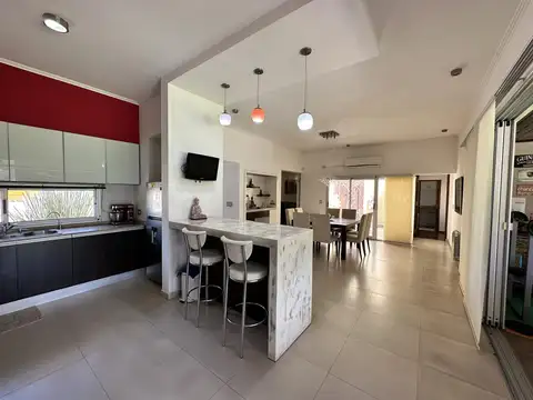 Casa 6 ambientes con 3 baños