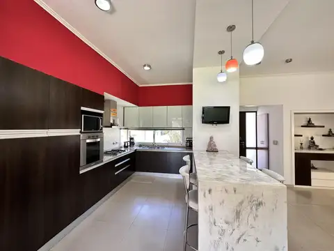 Funes Hills Miraflores. Categoría. Piscina.