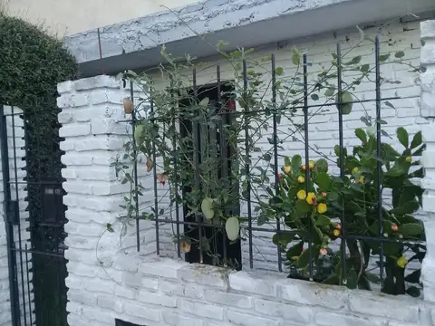 Venta De Casa De 3 Ambientes Con Parque En José C.paz