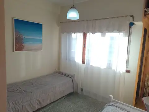 Dpto monoambiente, muy luminoso, sobre avenida a 1 cuadra y media del mar.