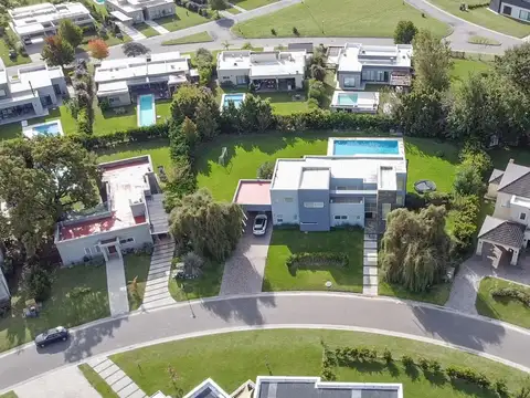 Casa 6 ambientes con 4 baños