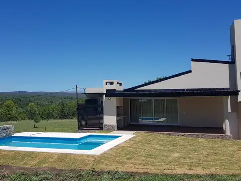 Venta de casa a estrenar, en B° privado Posta Carreta. (Cód 1307)