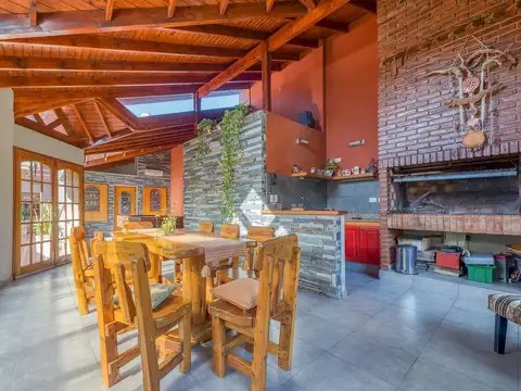 VENTA CASA 15 AÑOS CON PILETA QUINCHO Y PARQUE EN QUILMES APTO CREDITO PERMUTA