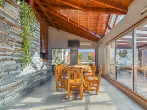 Casa 5 ambientes con 4 baños