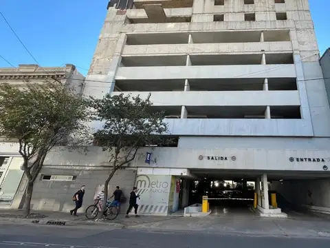 SE VENDE COCHERA EN METRO PARKING