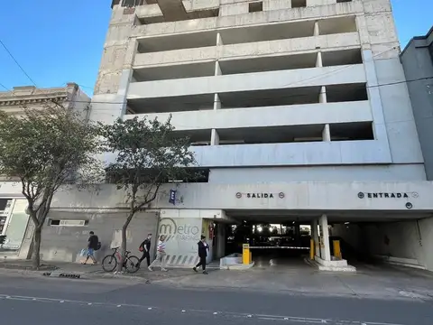 SE VENDE COCHERA EN METRO PARKING