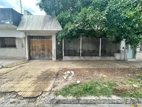 ACEPTA PERMUTA CASA EN CASEROS NORTE C/COCHERA, PATIO Y TERRAZA 