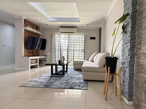 Casa 5 ambientes con 3 baños
