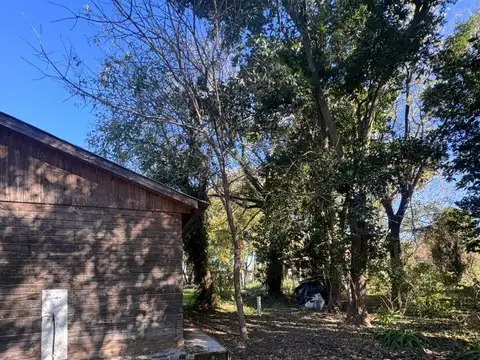 Casa en venta con parque en Carmen de Areco apta crédito