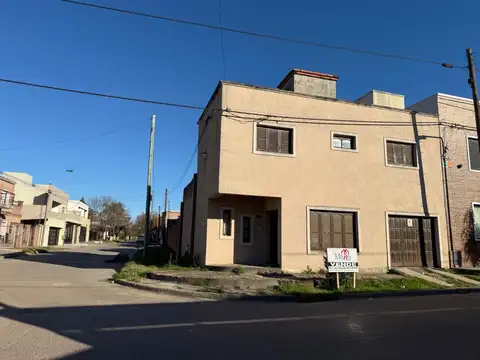 Casa 2 plantas. Lote 240 m² Construidos. En esquina.