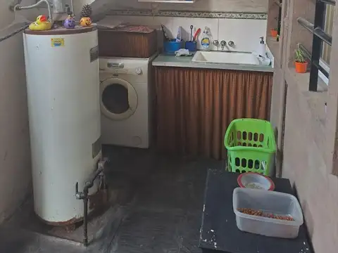 Casa en venta - 3 Dormitorios 3 Baños - 330Mts2 - Sarandí, Avellaneda