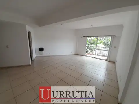 DEPTO 3 AMB AL FRENTE CON BALCON Y COCHERA. INMEJORABLE UBICACION.