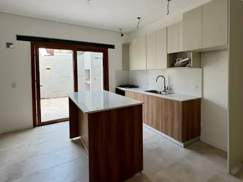 Casa 4 ambientes con 2 baños