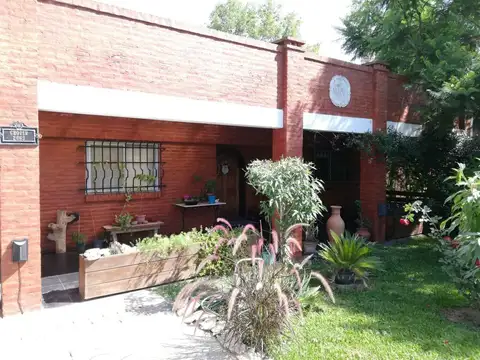 Casa con pileta y quincho en El Cazador