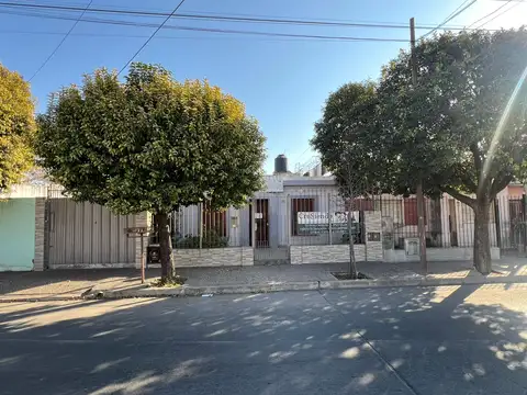 IDEAL RENTA  -  CASA EN VENTA  3 DORMITORIOS MAS  2 DPTOS - APTO CREDITO