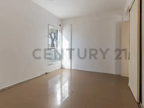 Venta de Departamento 3 Ambientes A REMODELAR en Saenz Peña! con Balcon y Espacio Guarda Coche.