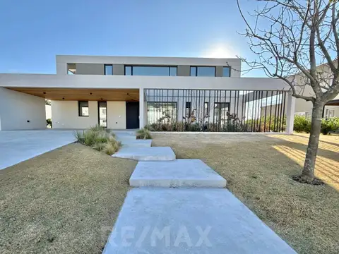 Venta Casa a Estrenar en Pilará Frente al Golf