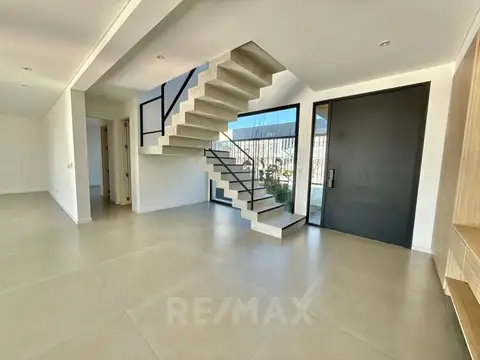 Casa 8 ambientes con 5 baños