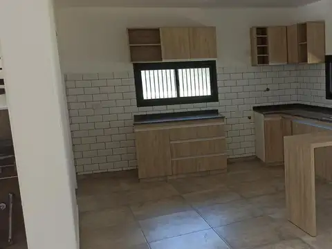 Casa 4 ambientes con 2 baños