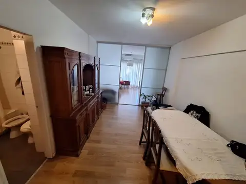 Amplio Monoambiente Dividido con Balcon, Muy Luminoso. Cocina y Baño Completo