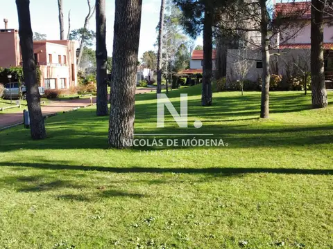 En venta en Pinares Punta del Este,  terreno ideal para inversión