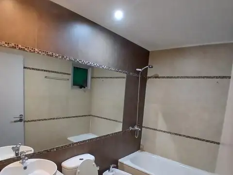 Amplio Monoambiente subdividido en 2