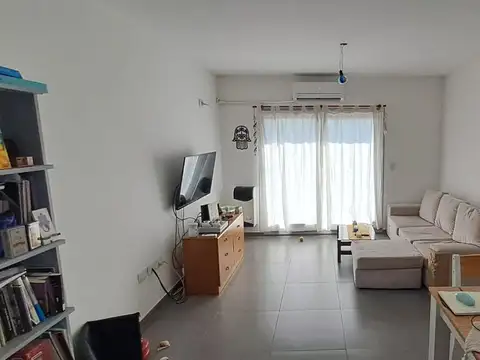 DEPARTAMENTO DOS AMBIENTES TIPO SEMIPISO CON RENTA