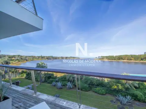 Vende Exclusivo apartamento de 4 dormitorios frente al mar en La Barra a solo  metros del mar