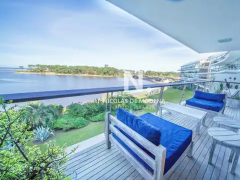 Vende Exclusivo apartamento de 4 dormitorios frente al mar en La Barra a solo  metros del mar