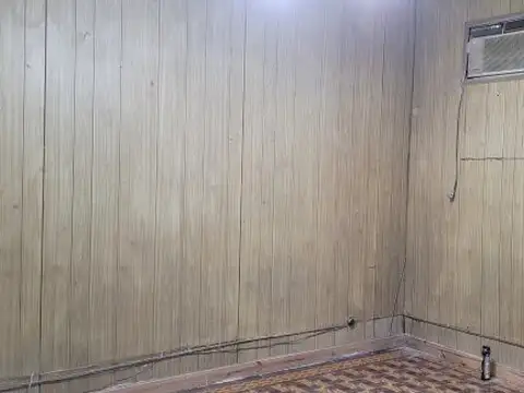 CASA AL FRENTE CON COCHERA. LISTA PARA HABITAR. BARRIO LUDUEÑA