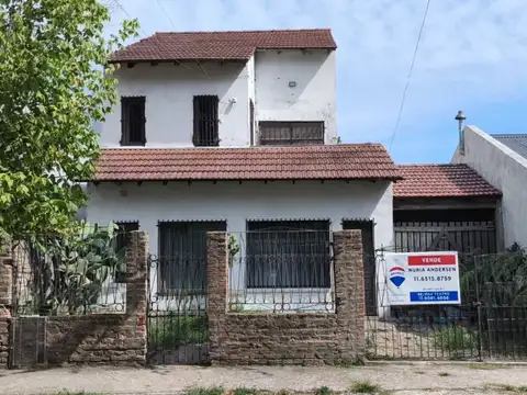 Casa dos plantas con terreno en venta, Claypole
