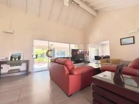 Casa 4 ambientes con 3 baños