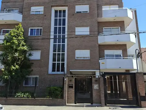 VENTA DE DEPARTAMENTO TRIPLEX DE 4 AMBIENTES EN RAMOS MEJIA SUR