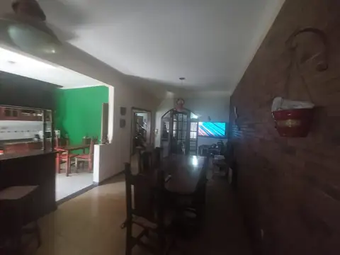 Merlo sur, chalet 3 dormitorios, 2 baños. Amplio living, cocina com. Lote 8.66 x 30 mts.Fondo libre