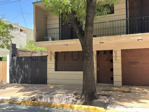 Venta de Casa y terreno. Quinta sección. Ciudad de Mendoza.