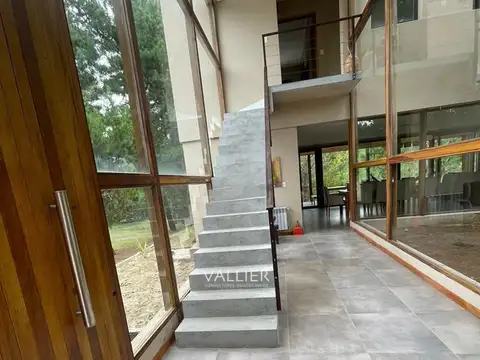 Casa 5 ambientes con 4 baños