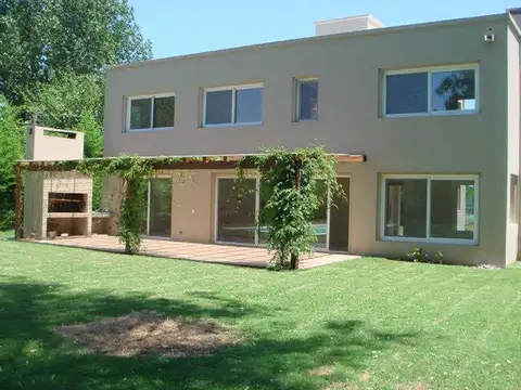 Casa en Alquiler con 2 cocheras