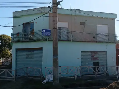 Casa en planta alta + Dos Locales en Ituzaingó Norte